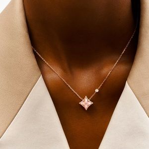 Louis Vuitton Blossom Star PendantPink gold Mother-of-Pearl 18K diamond Necklace